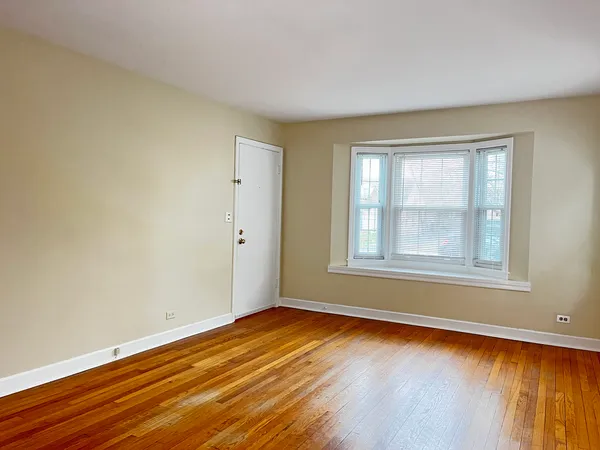 $1,950 | 4 South June Terrace, Unit 1, Lake Forest, IL 60045