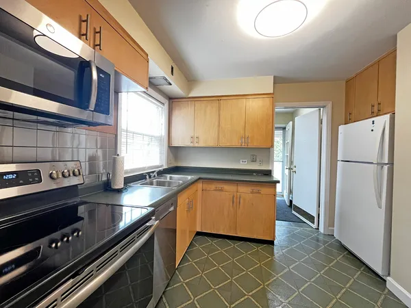 $1,950 | 4 South June Terrace, Unit 1, Lake Forest, IL 60045