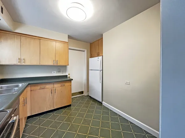 $1,950 | 4 South June Terrace, Unit 1, Lake Forest, IL 60045
