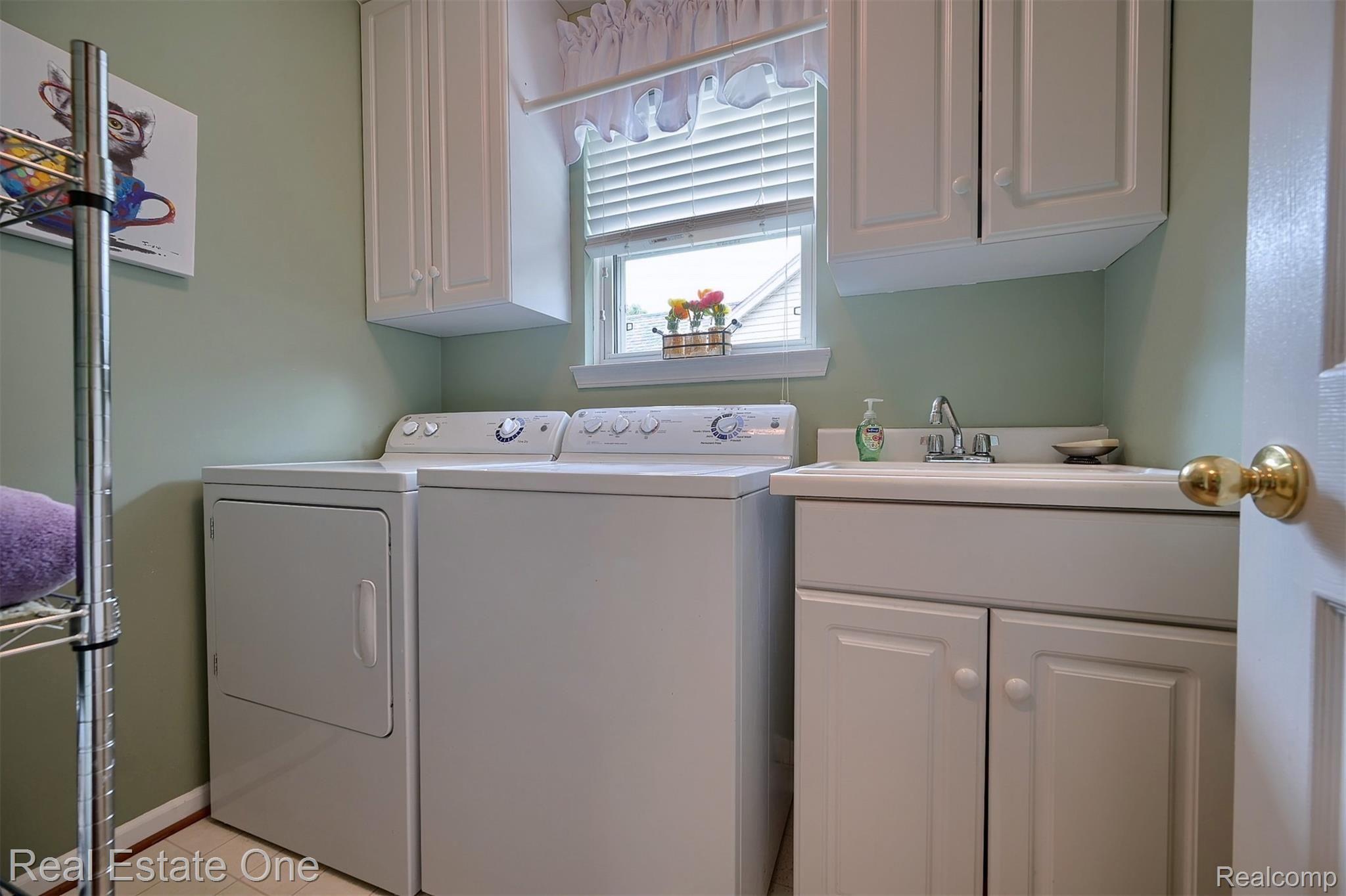 917 Churchill Circle, Unit 63 Rochester, MI 48307 - Photo 15 of 30 First Floor Laundry-Room.- Washer/Dryer included