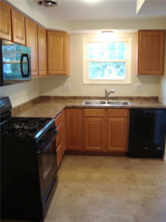 4029 Firethorn Drive McKees Rocks, PA 15136 - Photo 9 of 15 kitchen