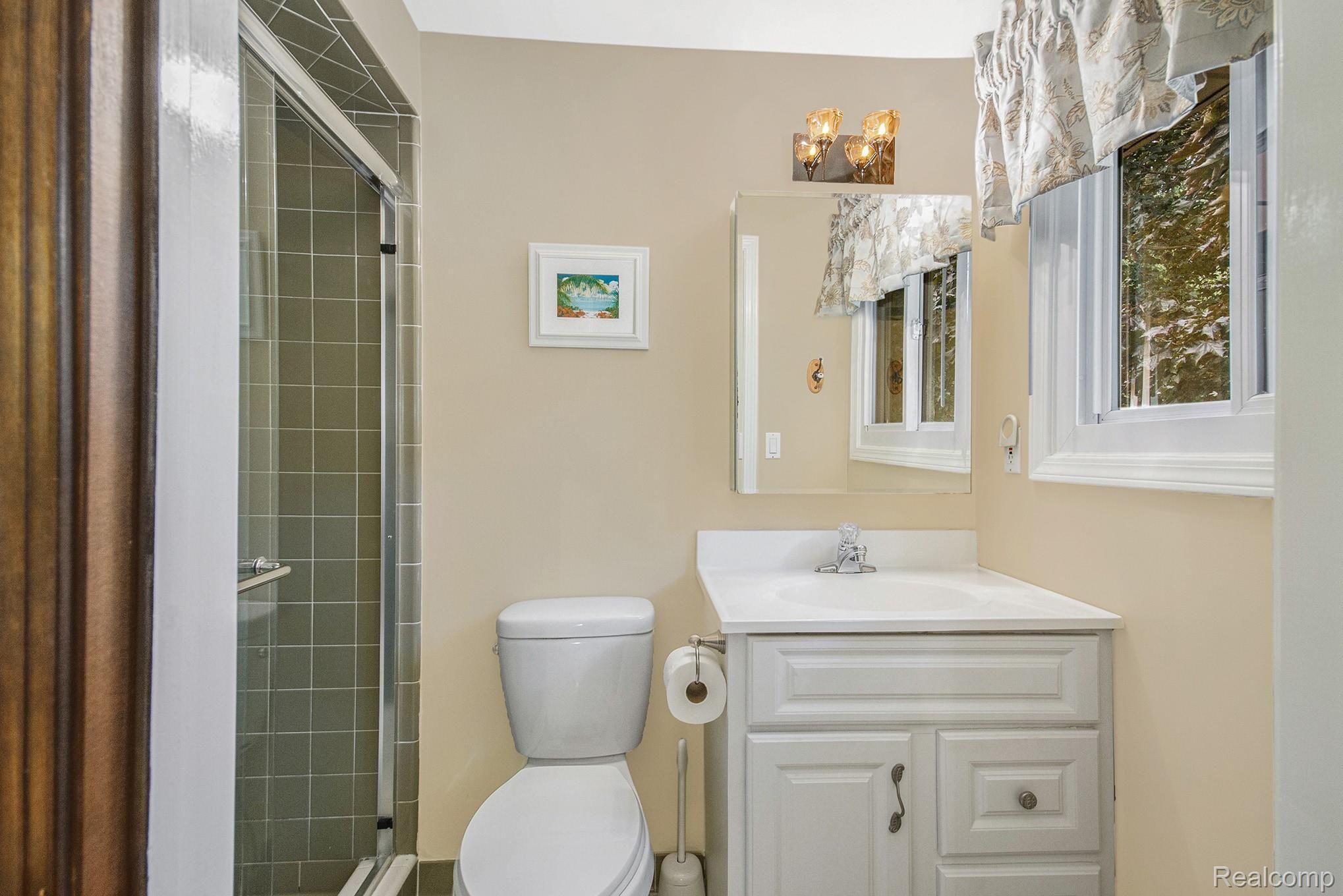 2991 Mohawk Lane Rochester, MI 48306 - Photo 20 of 33 Master bathroom, original tile in amazing shape.
