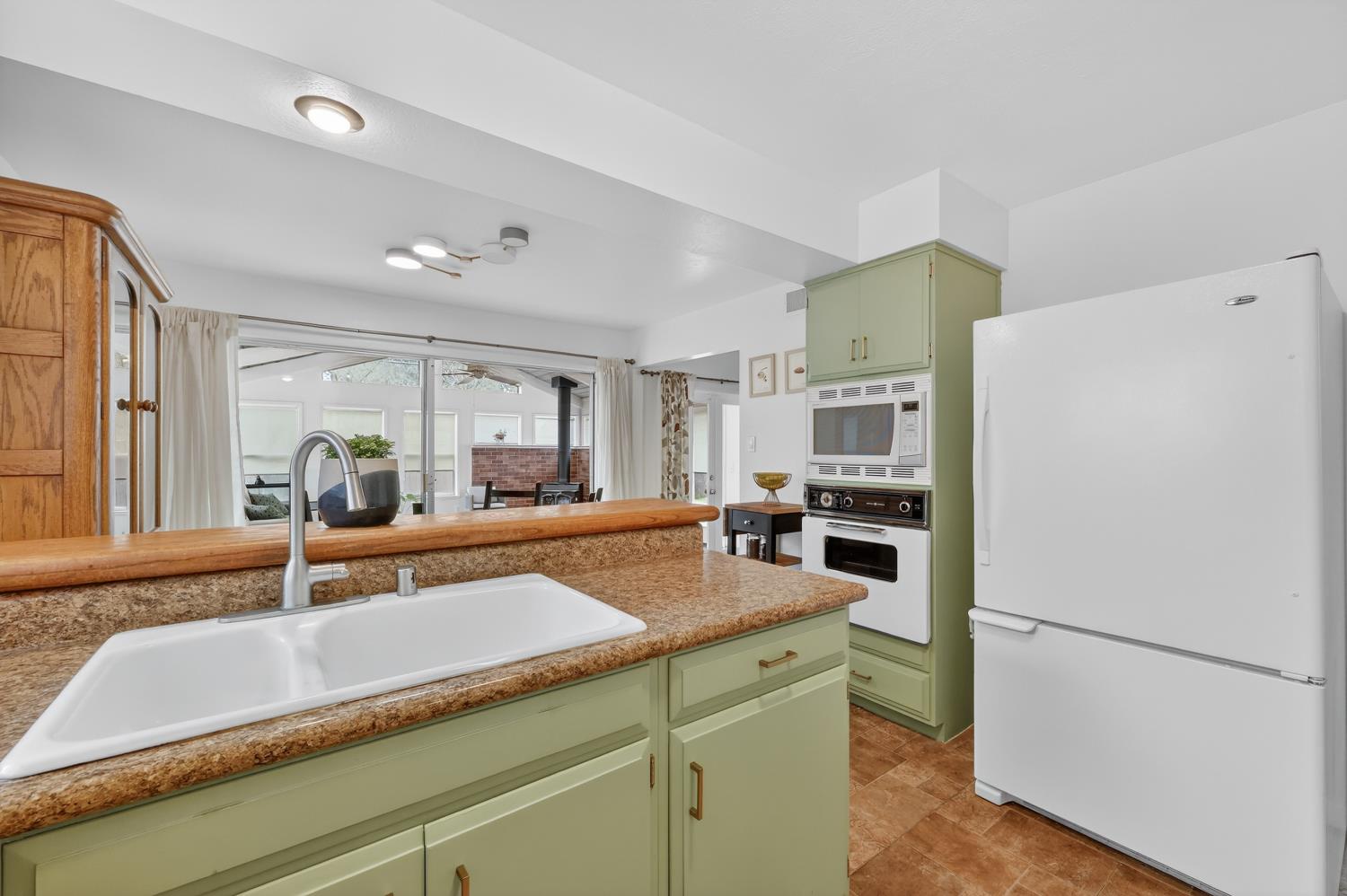 6430 Rexford Way Carmichael, CA 95608 - Photo 12 of 46