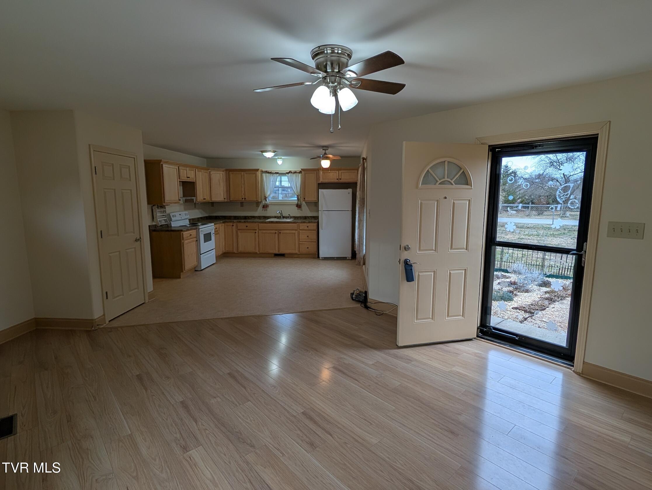 220 Crockett Timbers Limestone, TN 37681 - Photo 11 of 23 Great Room & Front Entry