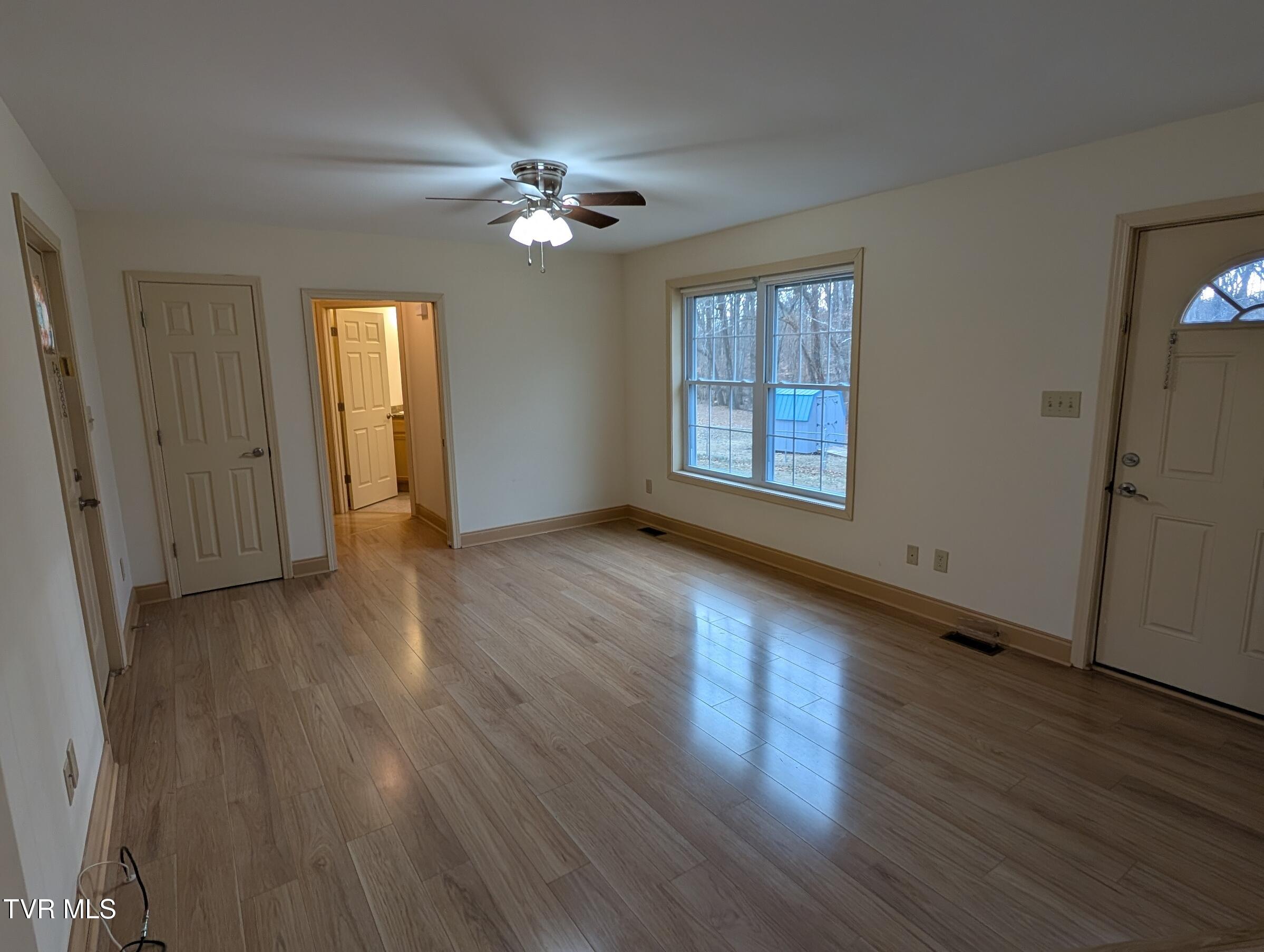220 Crockett Timbers Limestone, TN 37681 - Photo 12 of 23 Great Room & Rear Door and window