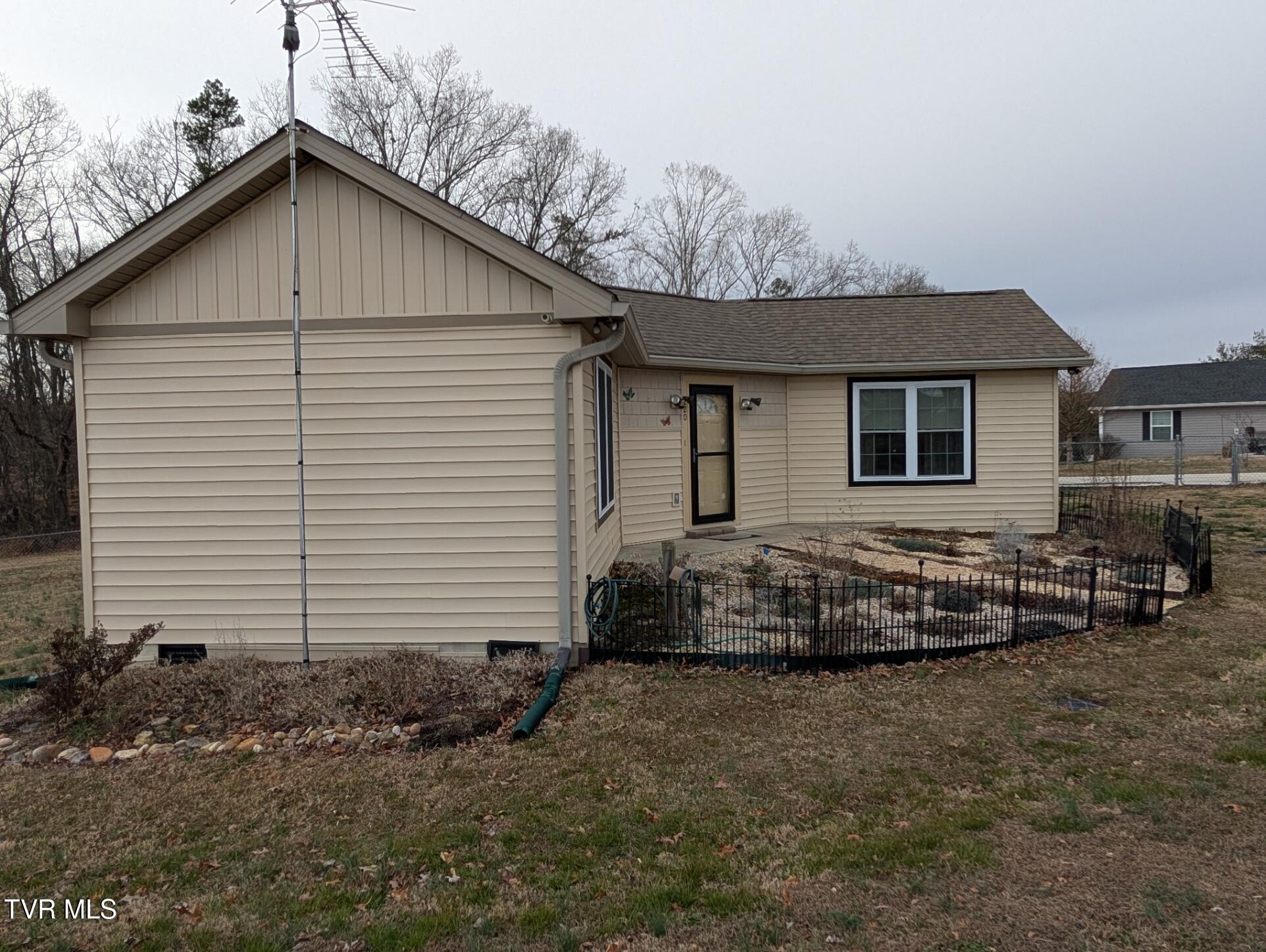 220 Crockett Timbers Limestone, TN 37681 - Photo 2 of 23 Left Side Elevation