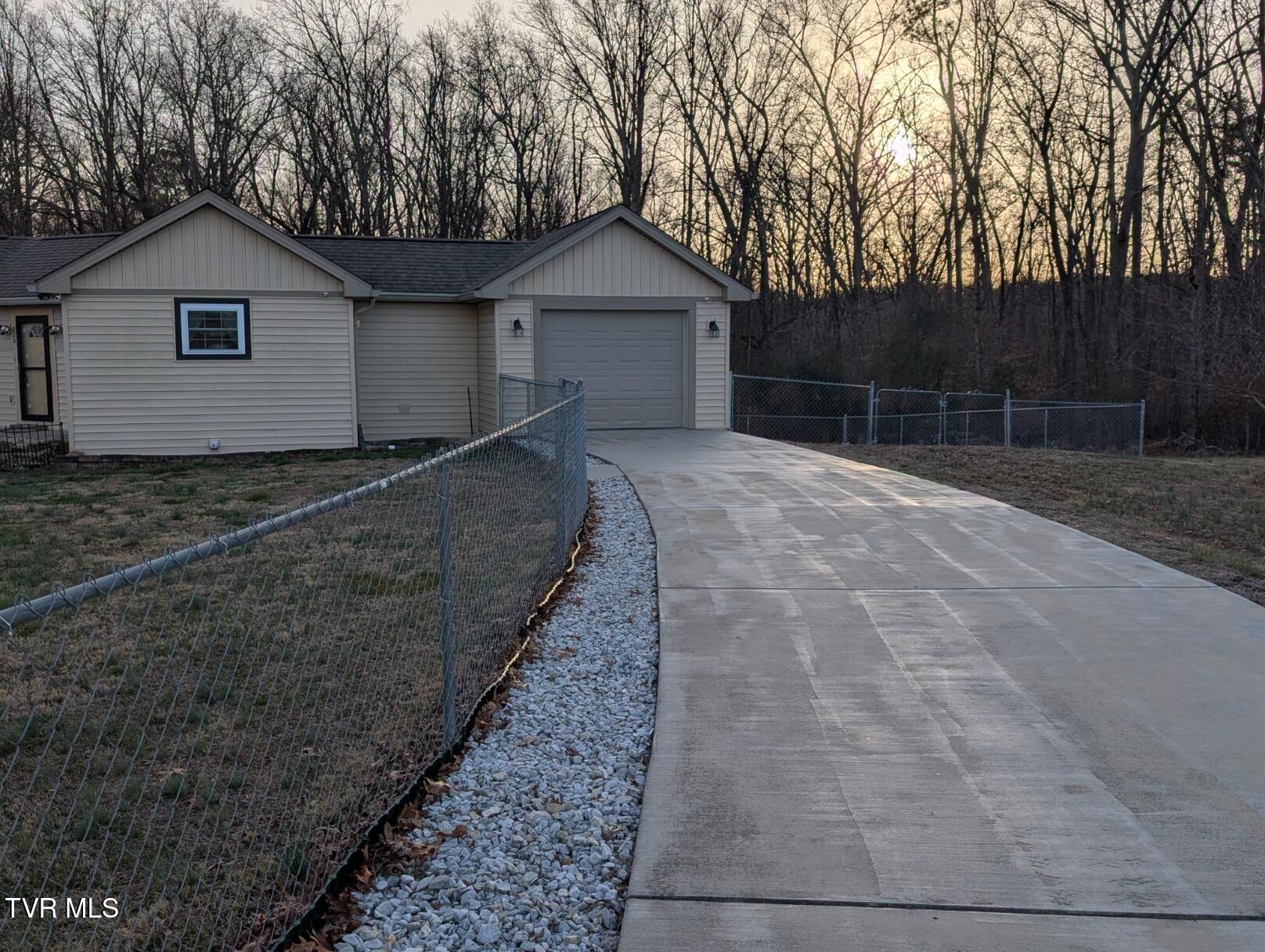 220 Crockett Timbers Limestone, TN 37681 - Photo 5 of 23 Garage & Concrete Driveway