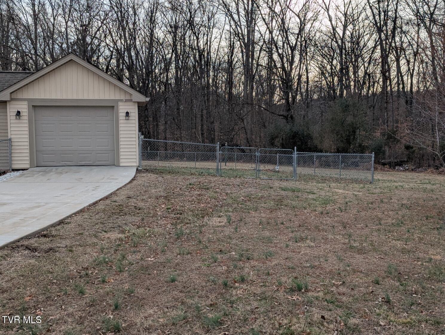 220 Crockett Timbers Limestone, TN 37681 - Photo 6 of 23 Garage & Side Yard