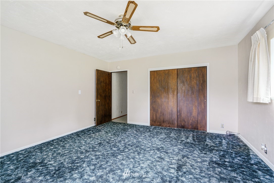 426 Harmon Road Chehalis, WA 98532 - Photo 14 of 31 a view of a hallway with a window