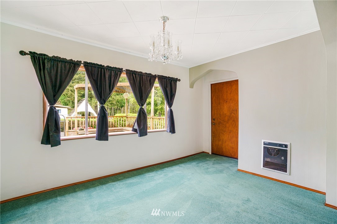 426 Harmon Road Chehalis, WA 98532 - Photo 8 of 31 a view of an empty room with a window
