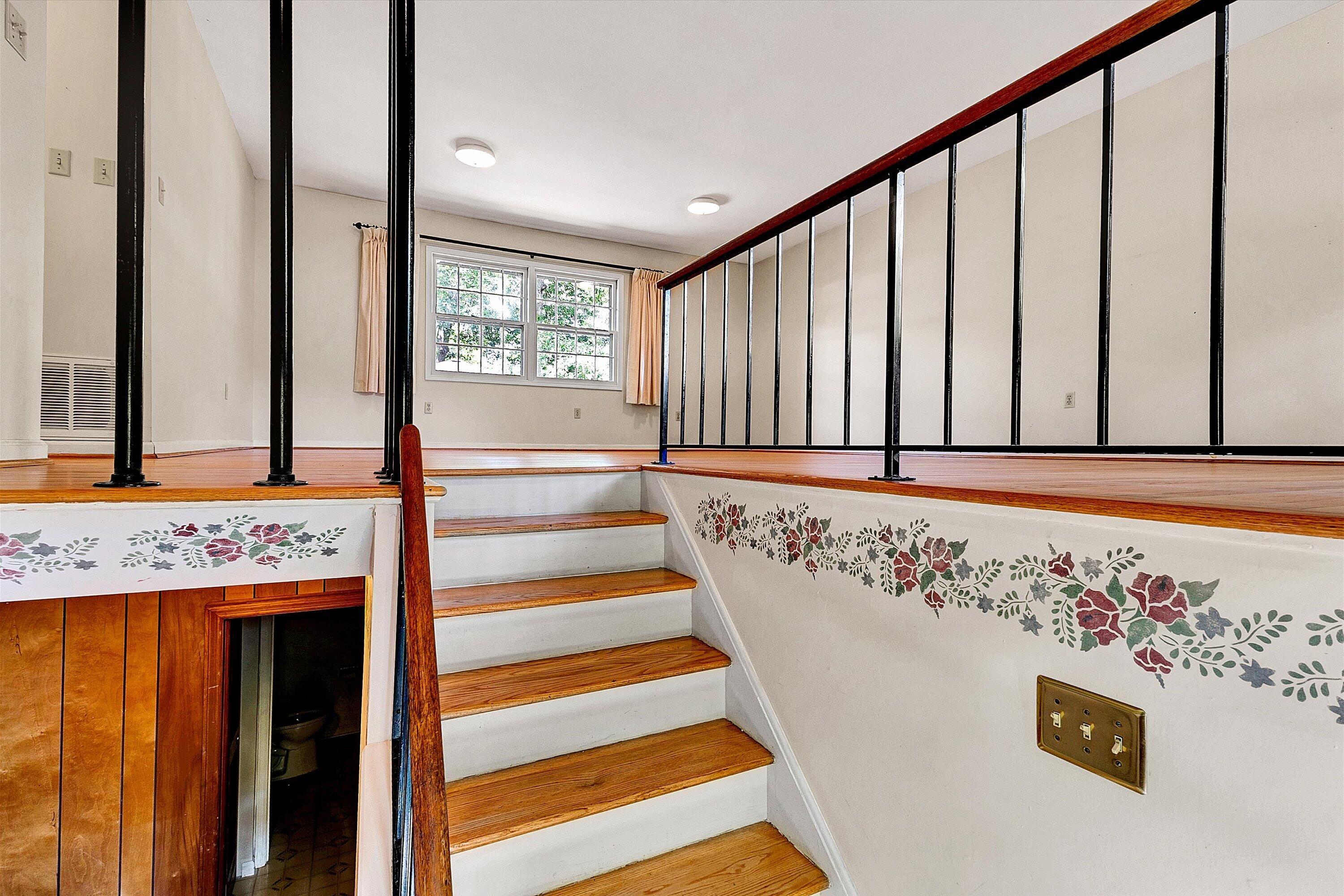 912 Cherokee Trail Covington, VA 24426 - Photo 6 of 31 a view of entryway