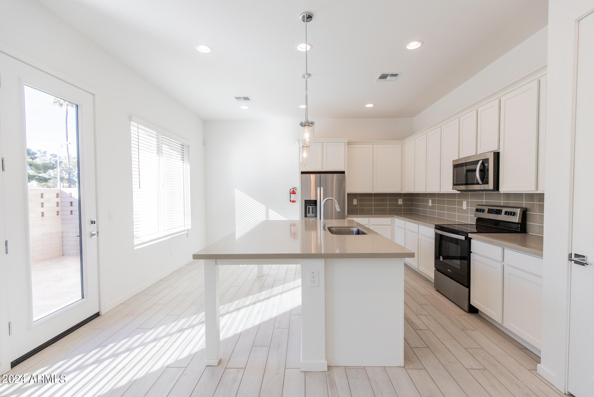 901 South Smith Road, Unit 1009 Tempe, AZ 85281 - Photo 4 of 23 Kitchen with Stainless Appliances