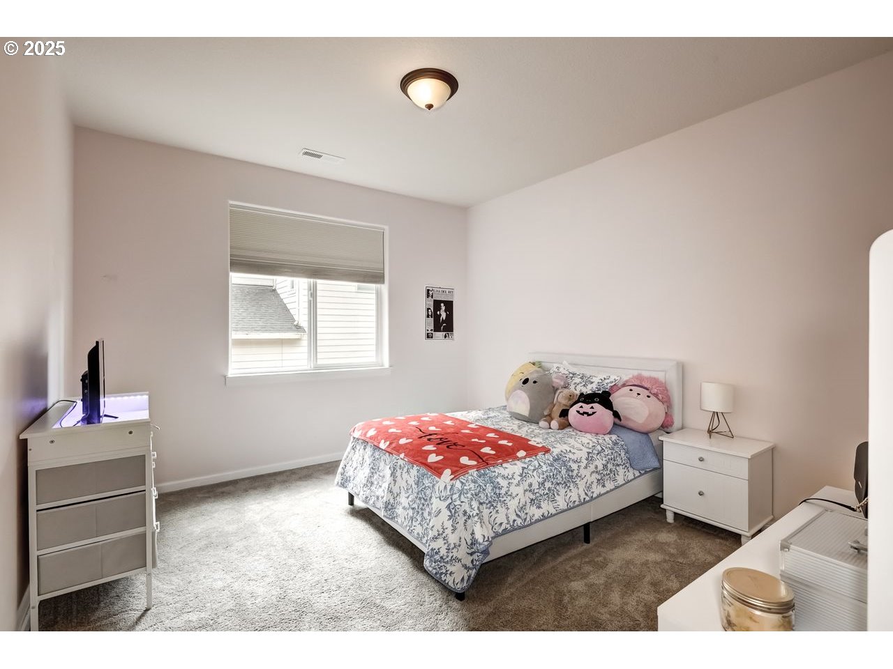 17647 Hardenbrook Avenue Sandy, OR 97055 - Photo 27 of 39 a bedroom with a bed and a window