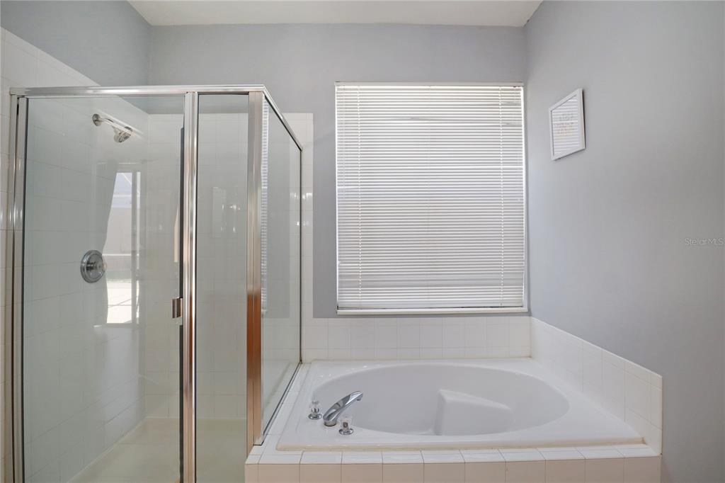 8211 Fan Palm Way Kissimmee, FL 34747 - Photo 21 of 41 a white bath tub sitting next to a shower