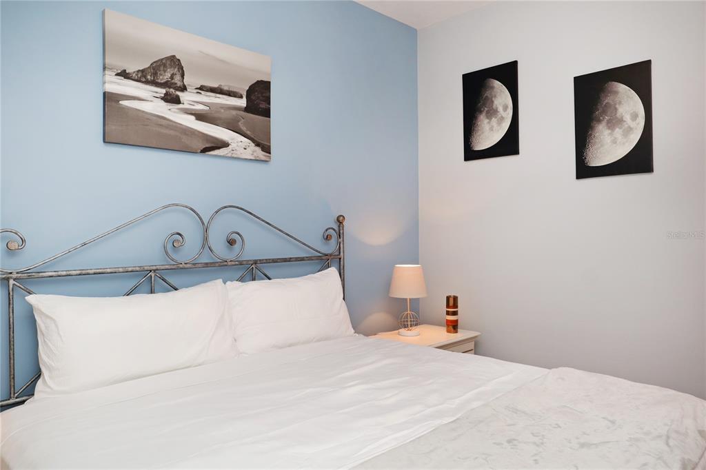 8211 Fan Palm Way Kissimmee, FL 34747 - Photo 32 of 41 a bedroom with a bed and wall painting