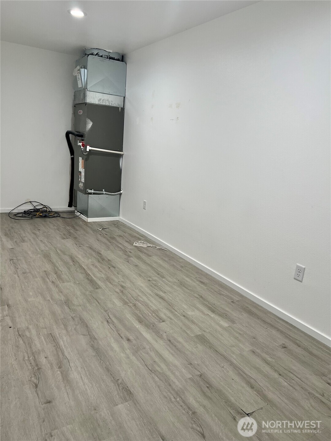 38 Miller Road Omak, WA 98841 - Photo 15 of 29 a room with wooden floor and bench