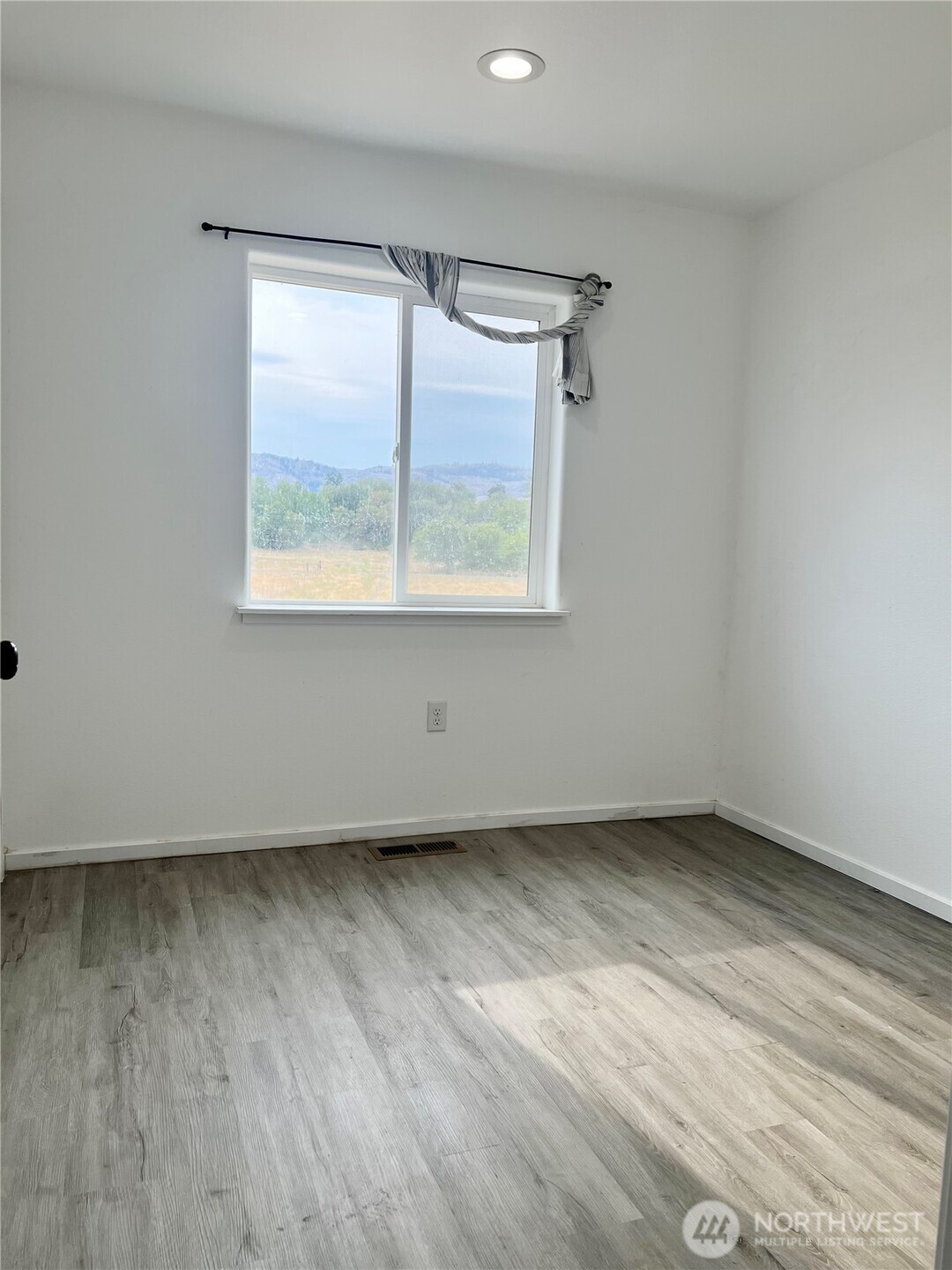 38 Miller Road Omak, WA 98841 - Photo 17 of 29 an empty room with a window