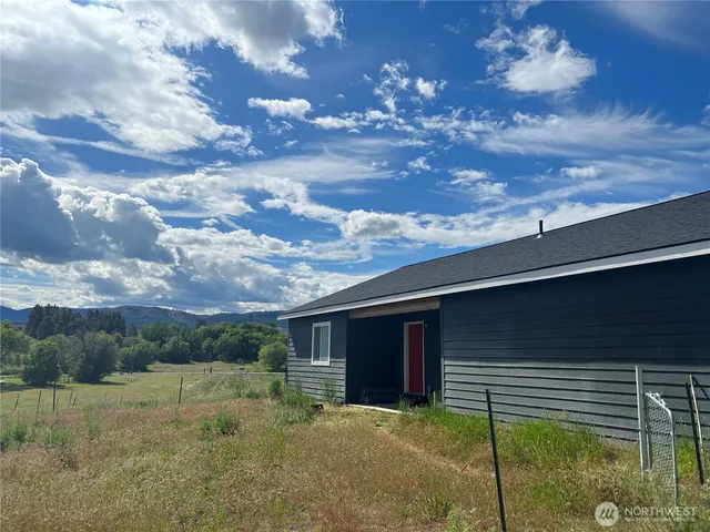 a view of a backyard