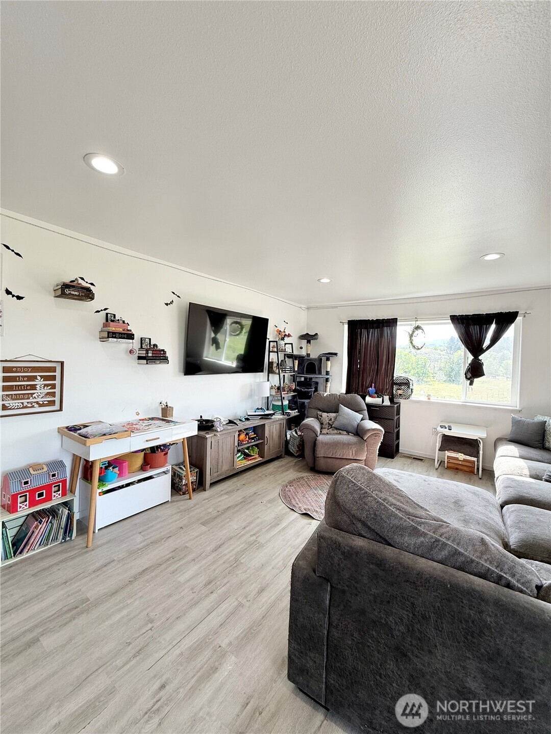 38 Miller Road Omak, WA 98841 - Photo 4 of 29 a living room with furniture and a flat screen tv