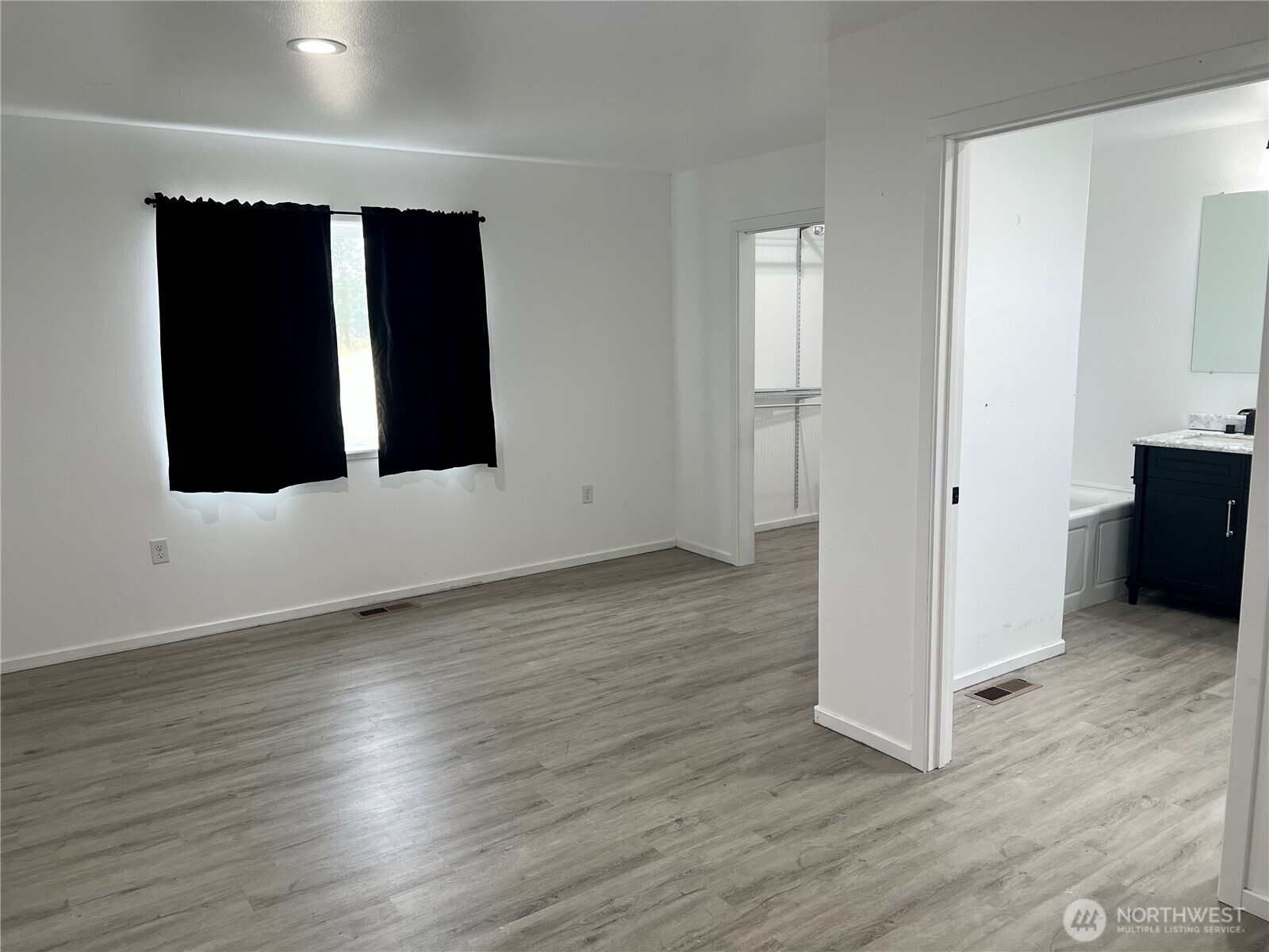 38 Miller Road Omak, WA 98841 - Photo 9 of 29 wooden floor in an empty room with wooden floor