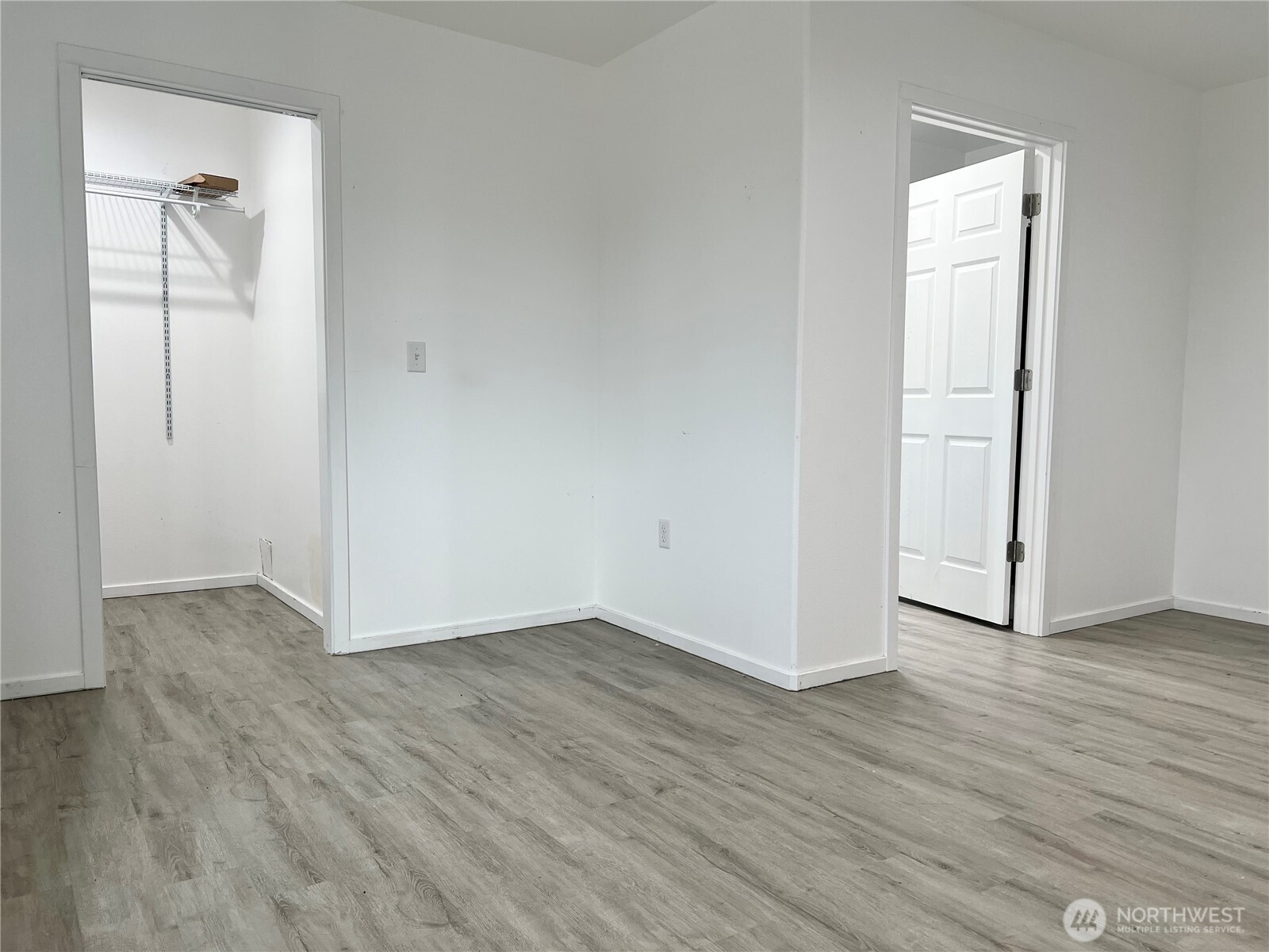 38 Miller Road Omak, WA 98841 - Photo 10 of 29 an empty room with wooden floor and closet