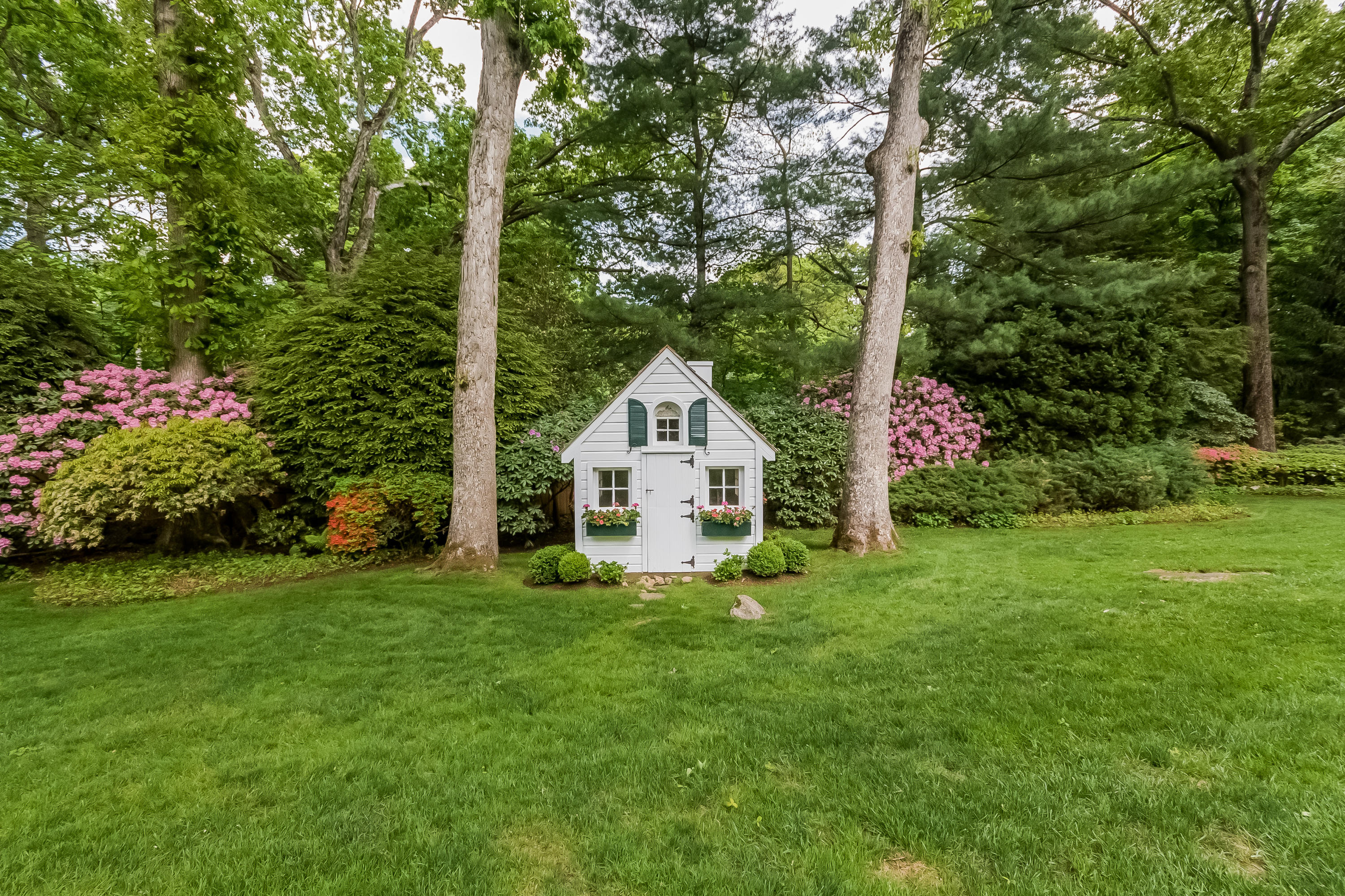 370 Wahackme Road New Canaan, CT 06840 - Photo 27 of 35 a house with green field in front of it