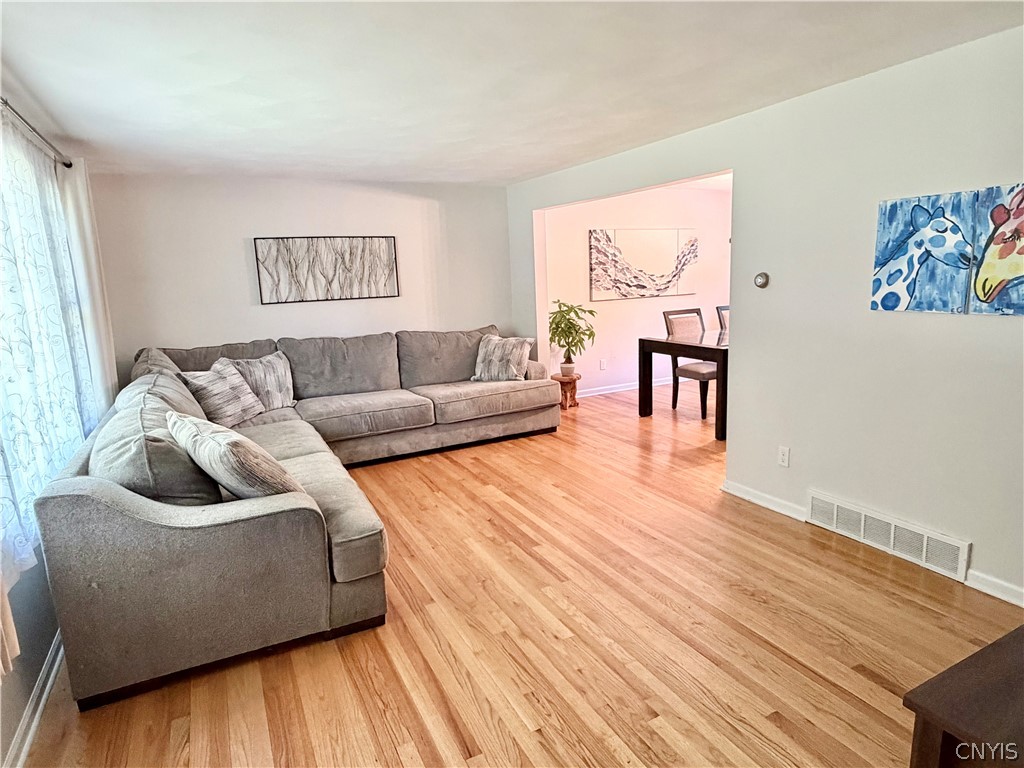 5107 Harris Road Onondaga, NY 13031 - Photo 12 of 40 Living Room