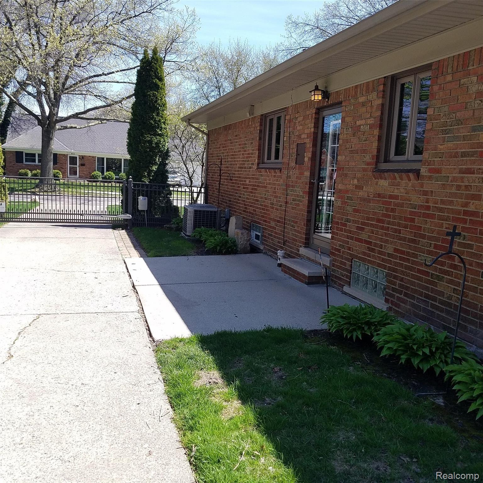 412 Roland Court Grosse Pointe, MI 48236 - Photo 36 of 44 412 Roland Ct Side.jpg