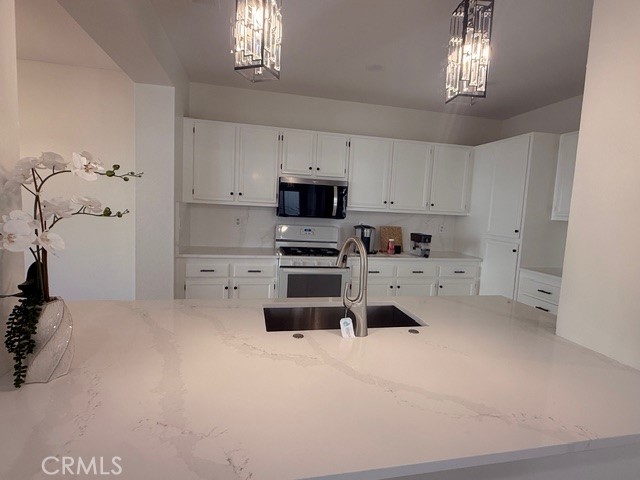 27 Ohio Irvine, CA 92606 - Photo 5 of 14 Kitchen with island