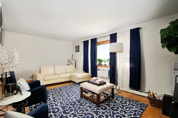 $160,000 | 914 North Austin Boulevard, Unit C9, Oak Park, IL 60302