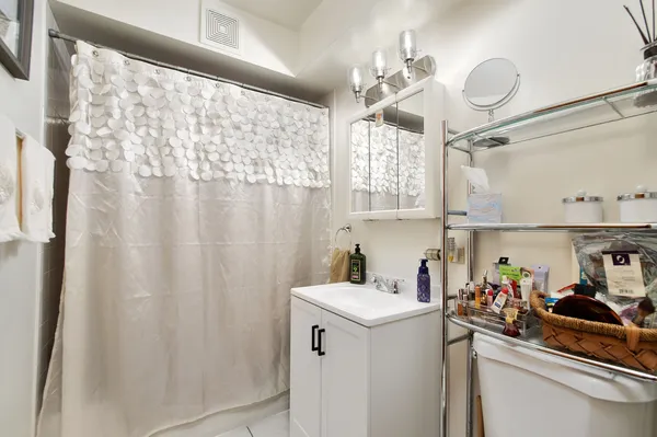 $160,000 | 914 North Austin Boulevard, Unit C9, Oak Park, IL 60302