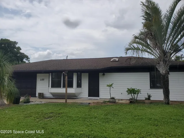 a view of a back yard of the house
