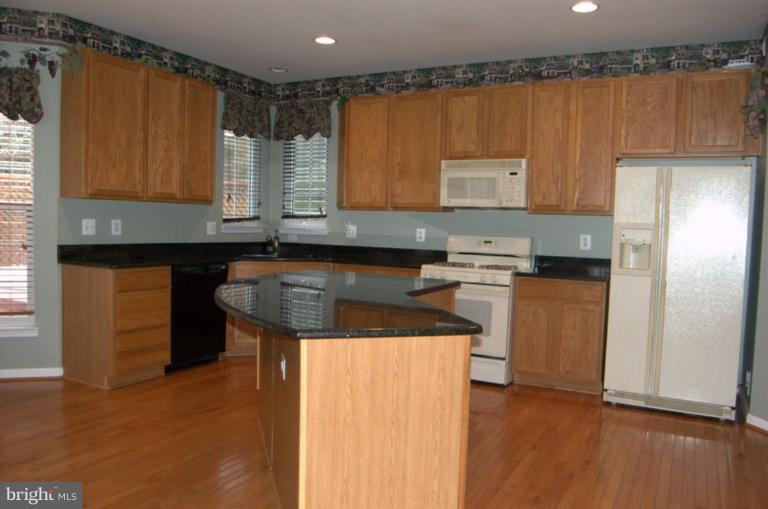 43099 Lake Ridge Place Leesburg, VA 20176 - Photo 7 of 21 Kitchen
