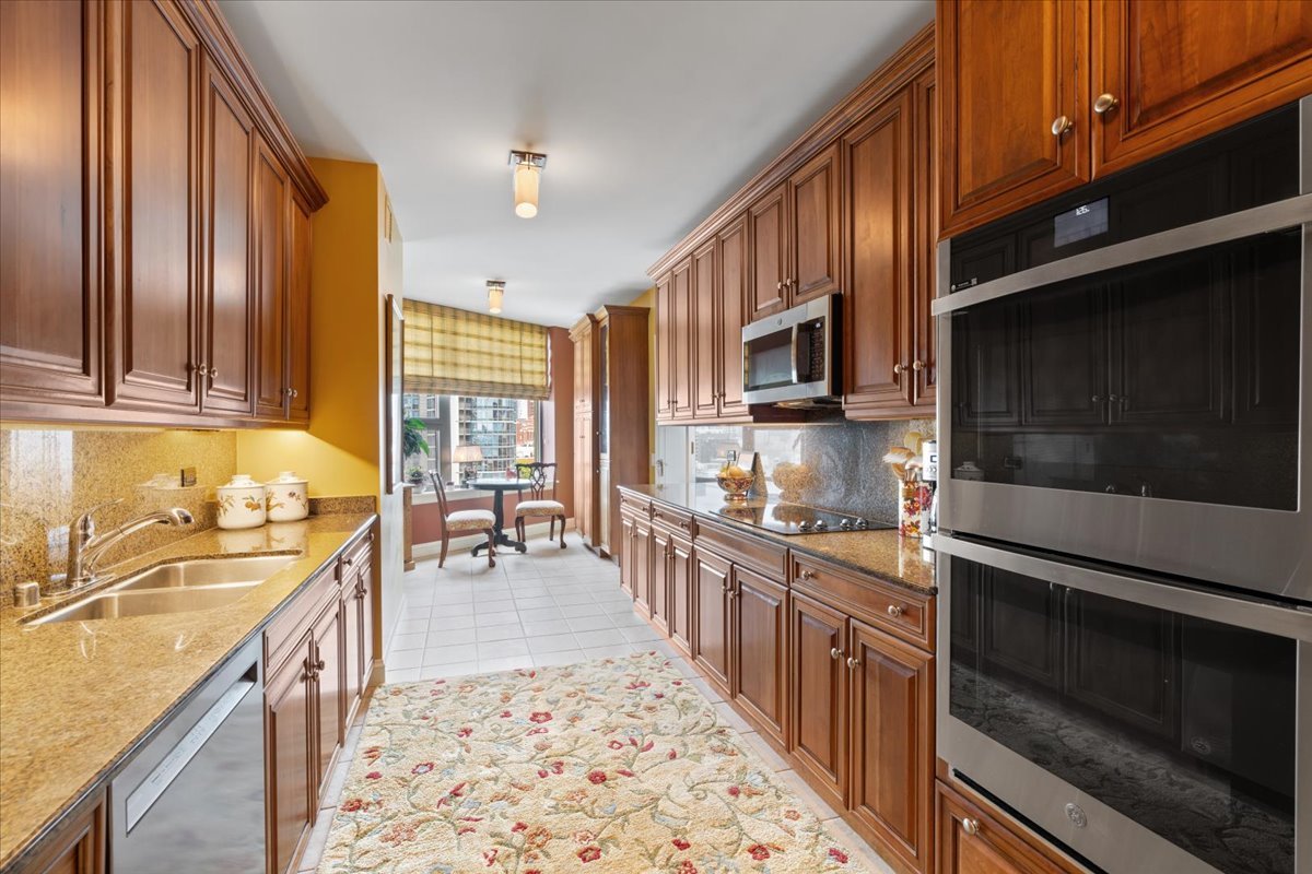 501 North Clinton Street, Unit 1303 Chicago, IL 60654 - Photo 11 of 46