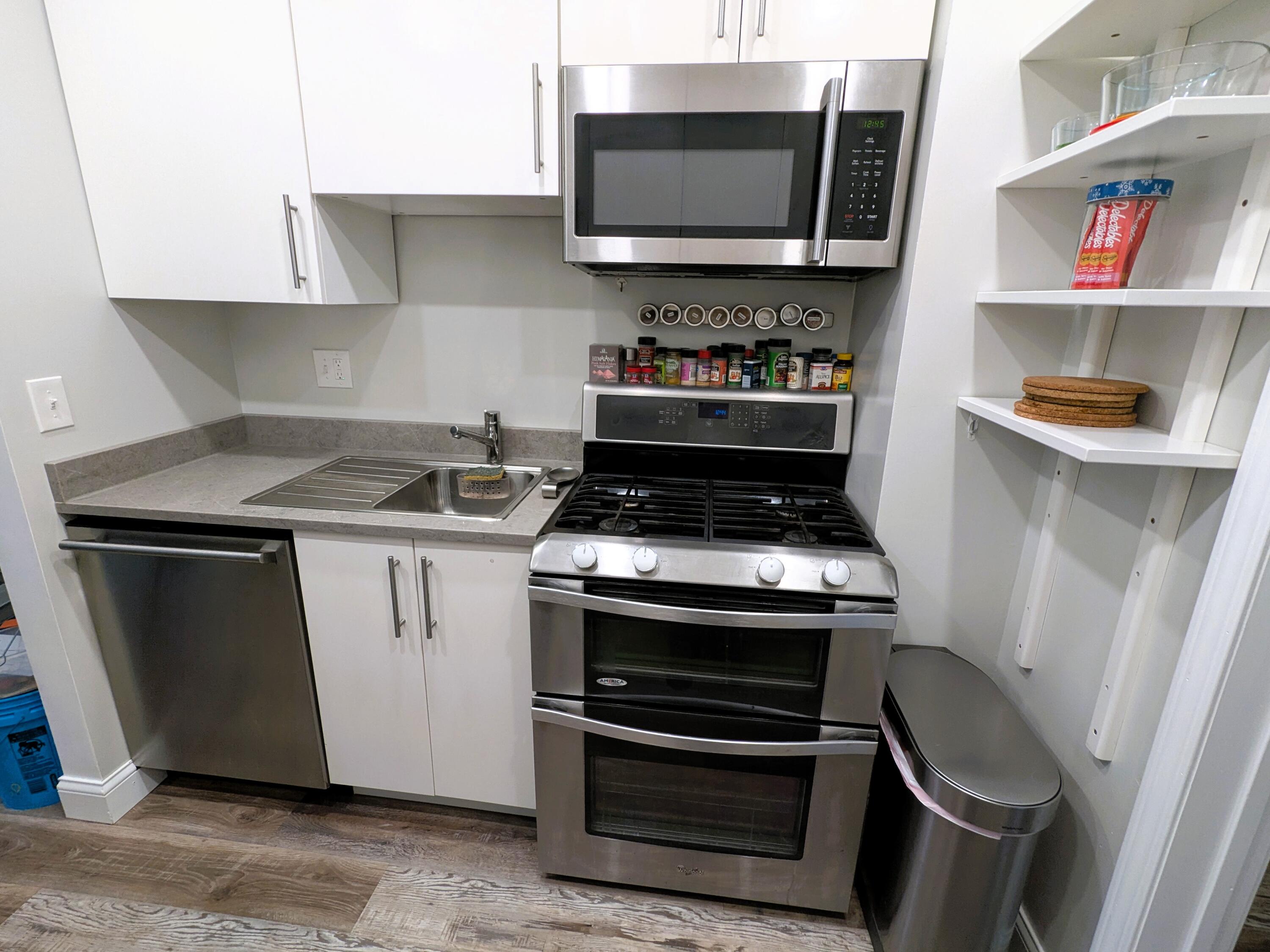 4635 Elizabeth Street Wayne, MI 48184 - Photo 13 of 37 Kitchen utilizing the space for storage