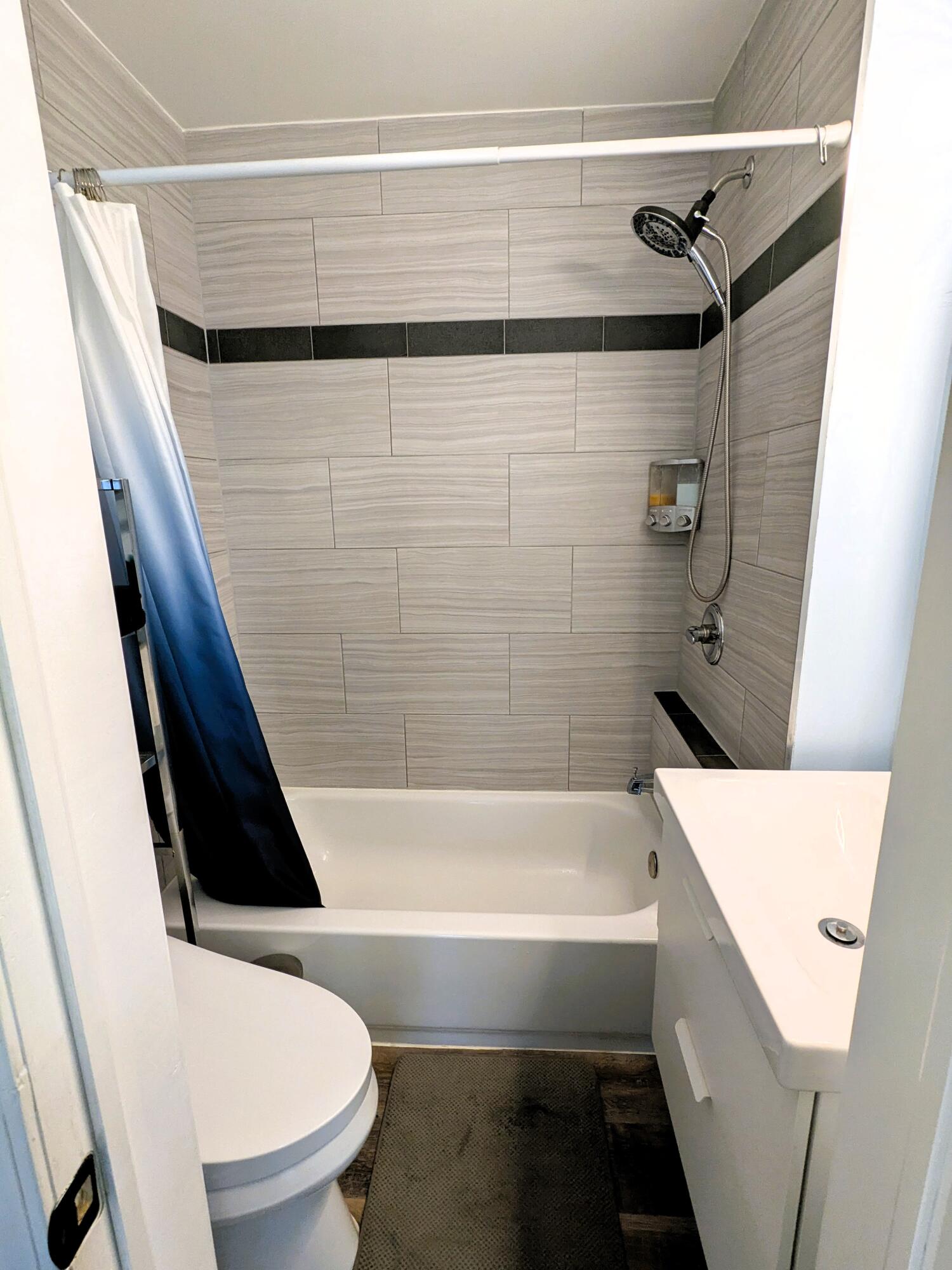 4635 Elizabeth Street Wayne, MI 48184 - Photo 21 of 37 Remodeled bathroom