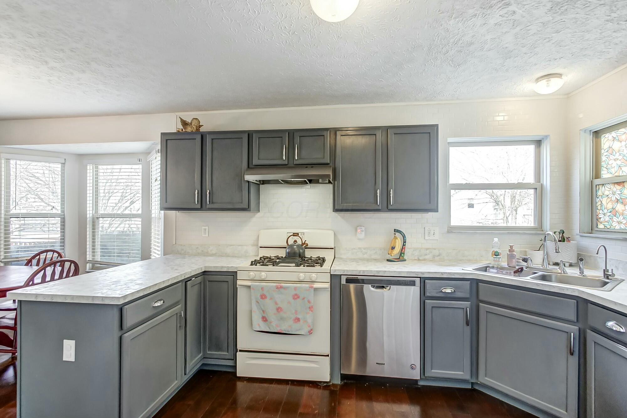 3093 Briar Ridge Road Columbus, OH 43232 - Photo 9 of 32 kitchen