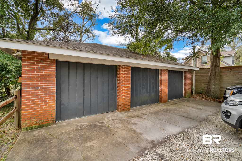 1811 Spring Hill Avenue Mobile, AL 36607 - Photo 30 of 37 3 Car Garage
