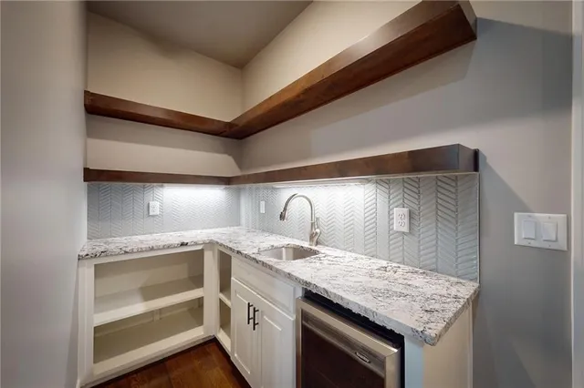 $525,000 | 309 Southwest Chelmsford Drive, Blue Springs, MO 64014