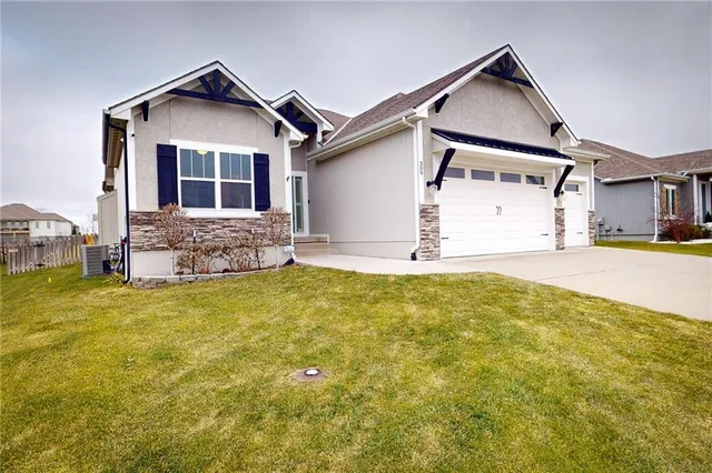 $525,000 | 309 Southwest Chelmsford Drive, Blue Springs, MO 64014