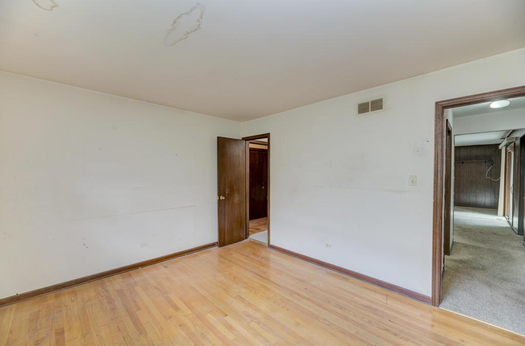 8017 Sawyer Road Darien, IL 60561 - Photo 22 of 35