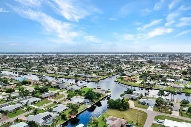 $565,000 | 4232 Southeast 8th Place, Cape Coral, FL 33904