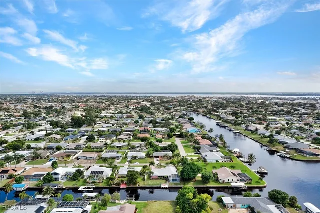 $565,000 | 4232 Southeast 8th Place, Cape Coral, FL 33904