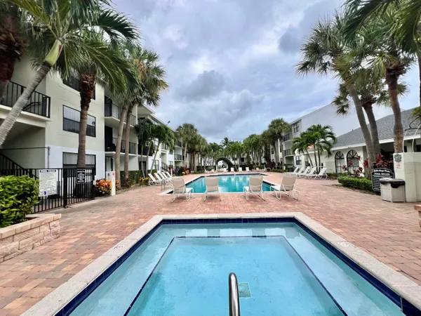 $1,900 | 724 Executive Center Drive, Unit 36, West Palm Beach, FL 33401