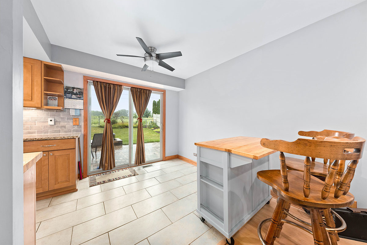 3342 Fox Hill Road Aurora, IL 60504 - Photo 7 of 25 a very nice looking room with a large window