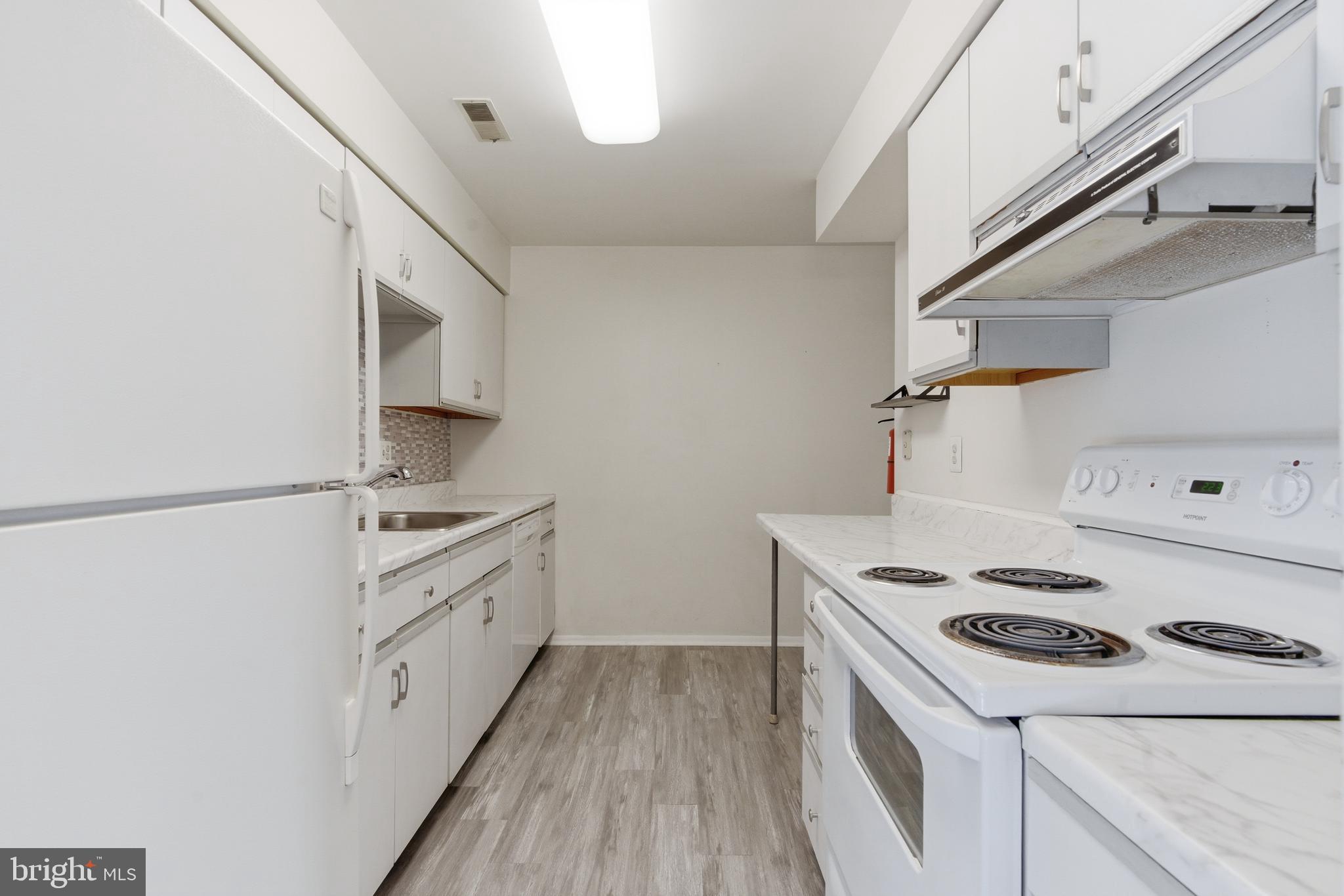 305 Cypress Point Circle Mount Laurel, NJ 08054 - Photo 3 of 28