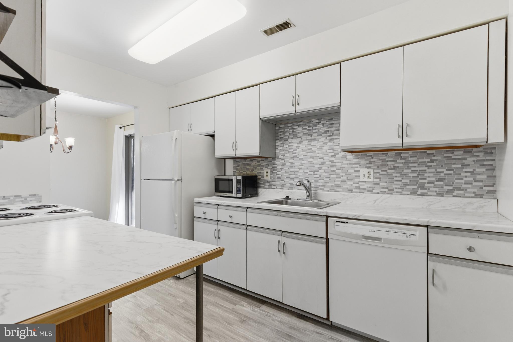 305 Cypress Point Circle Mount Laurel, NJ 08054 - Photo 4 of 28