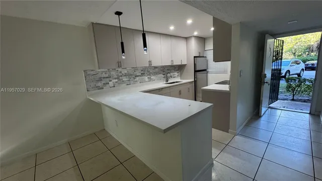 $2,400 | 4111 Stirling Road, Unit 102, Fort Lauderdale, FL 33314