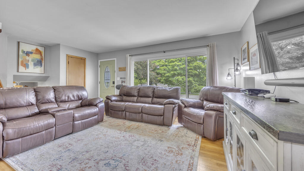 215 East Beutel Road Port Washington, WI 53074 - Photo 4 of 33 Living Room