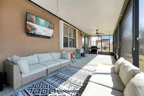 a view of backyard of the house